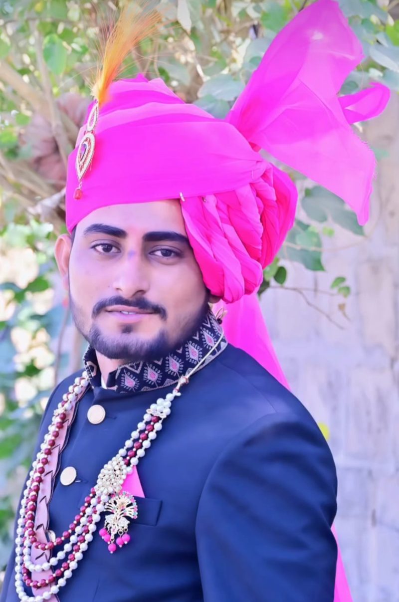 गुलाबी साफ़े में पारंपरिक पोशाक में