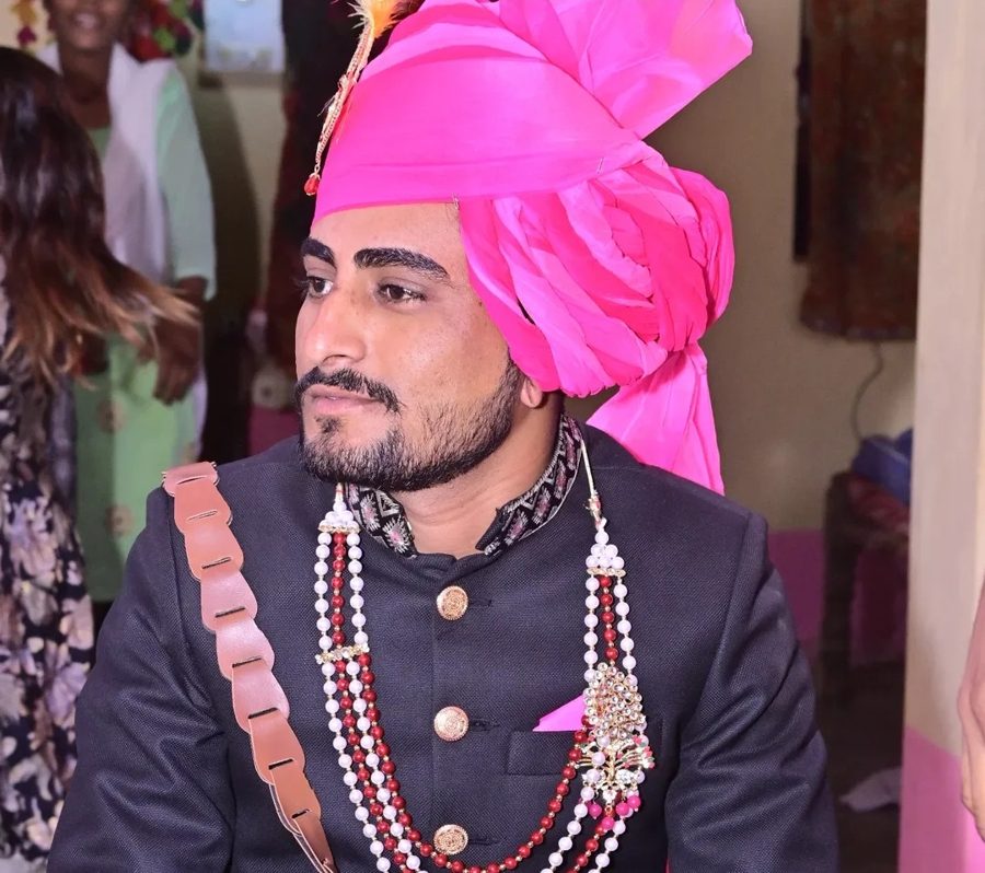 पारंपरिक पोशाक और मोतियों की माला के साथ